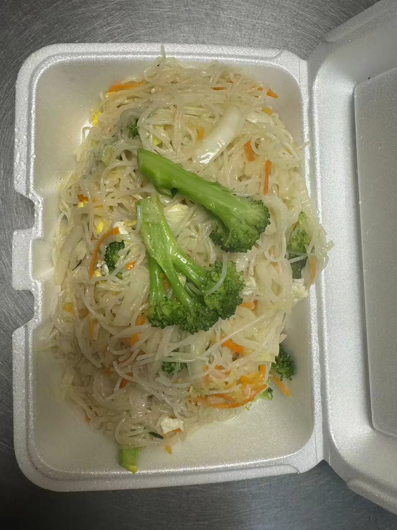 Vegetable rice noodles with bean sprouts, carrots, and broccoli